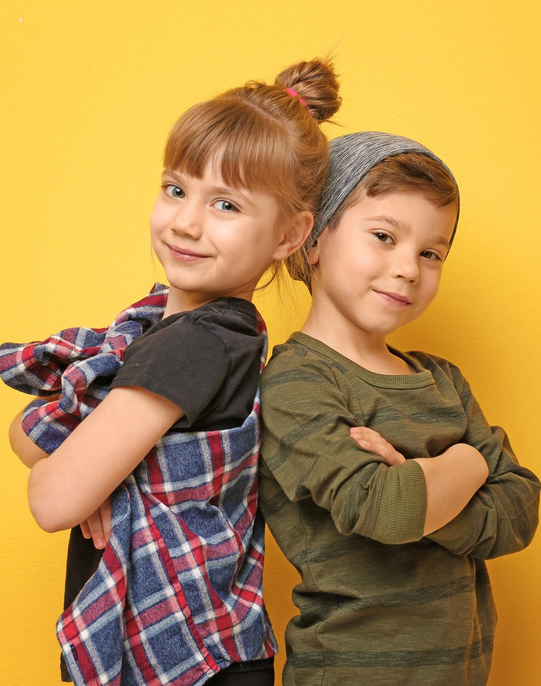 Deux enfants portant des linges pour enfant de la collection Nasri International - Mode enfant Flos 