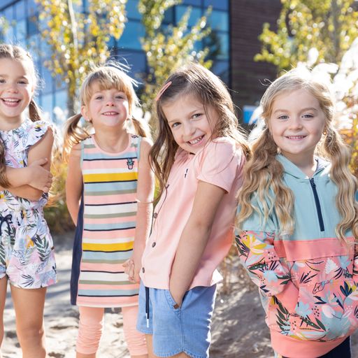Quatre enfants filles avec vêtements Nanö