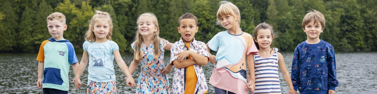 Des enfants sur un quai durant le printemps/été 2023 habilléent avec la marque Nano