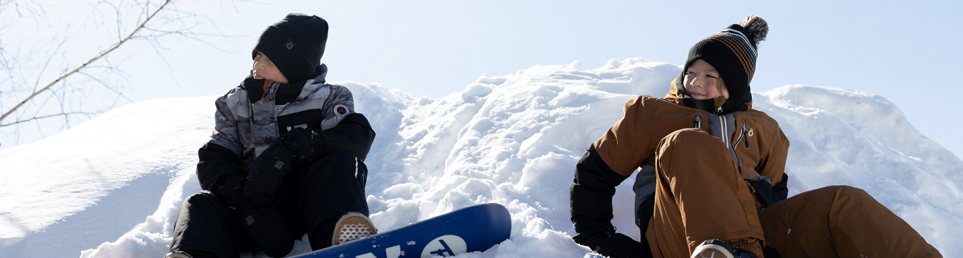 2 jeune garçon environ 14 ans avec des snowboard et des habit de neige salopette et manteau et tuque