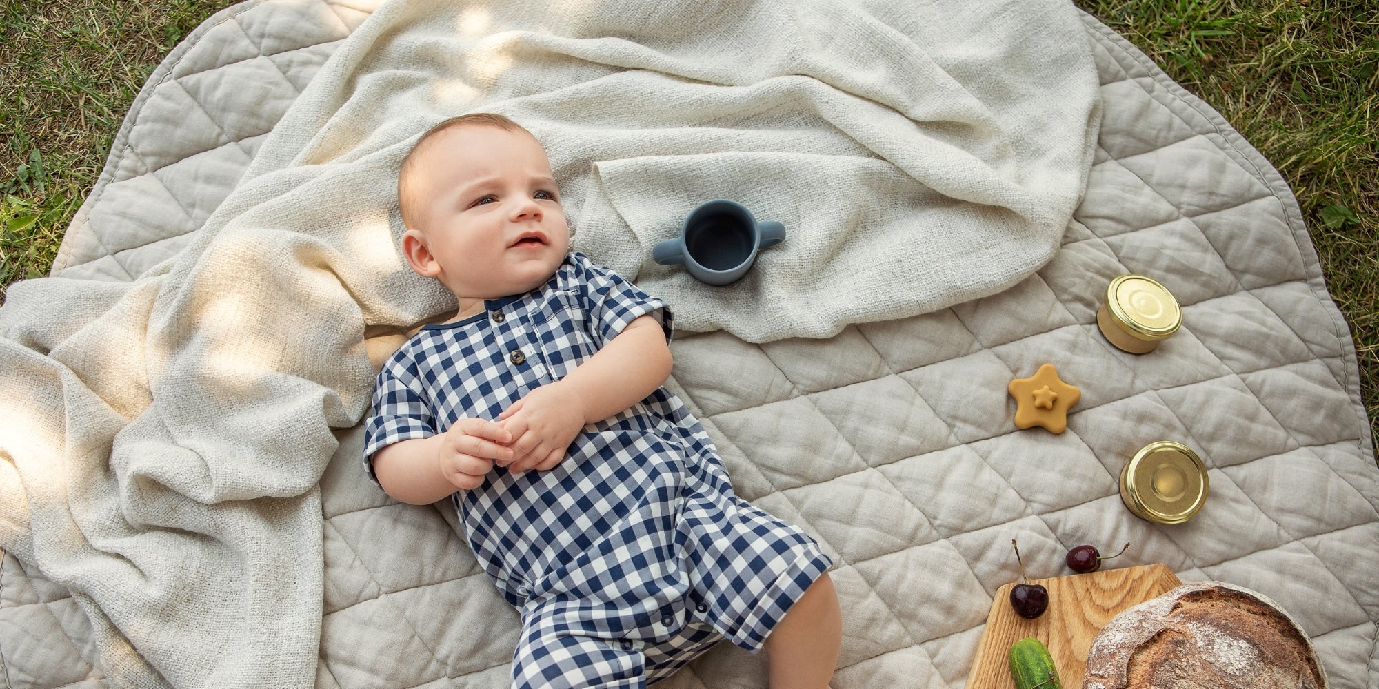 un bébé garçon portant un pyjama petit lem quadrillé