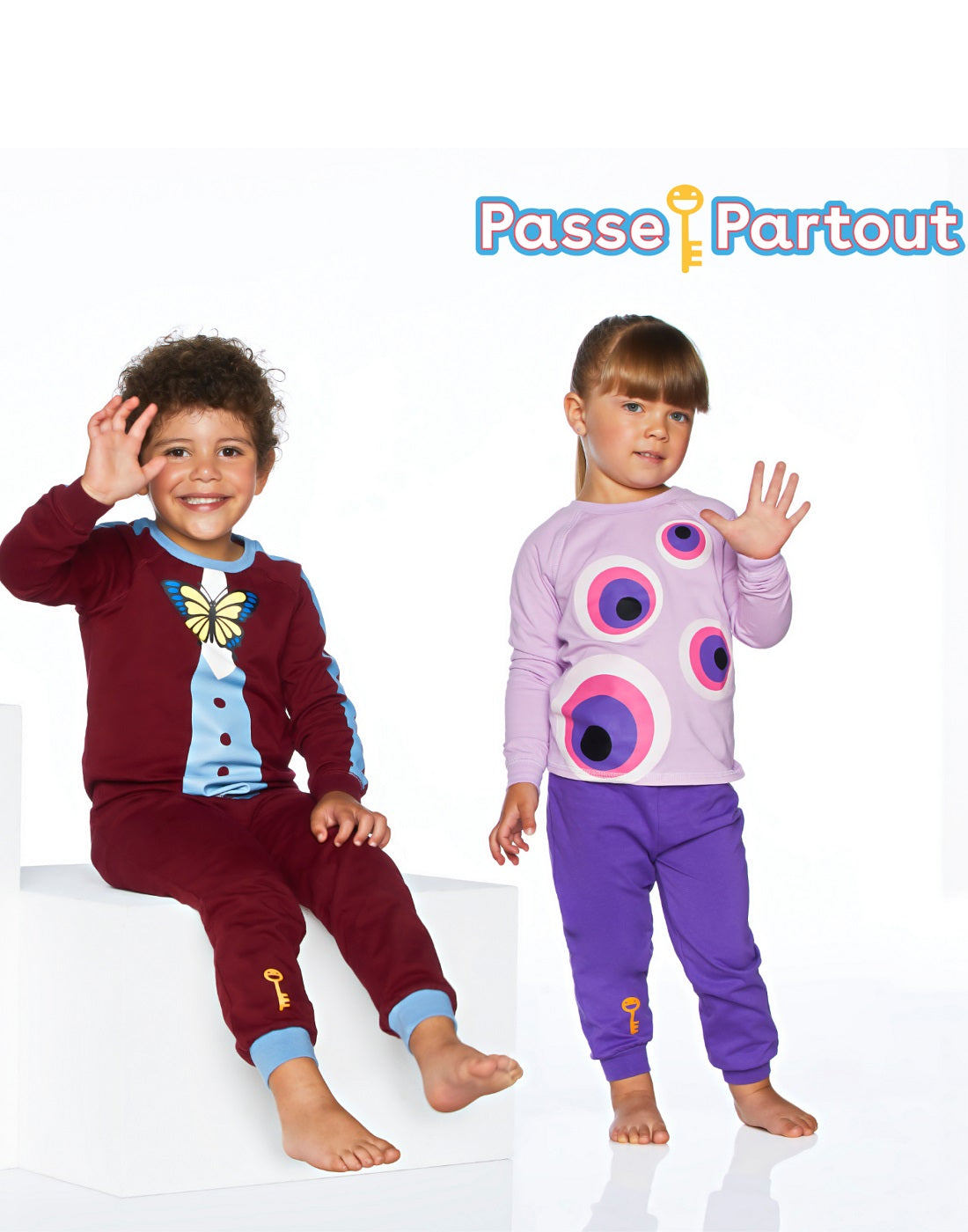 Deux enfants portant des vêtements conforts de la collection Passe-Partout - Boutique en ligne Flos